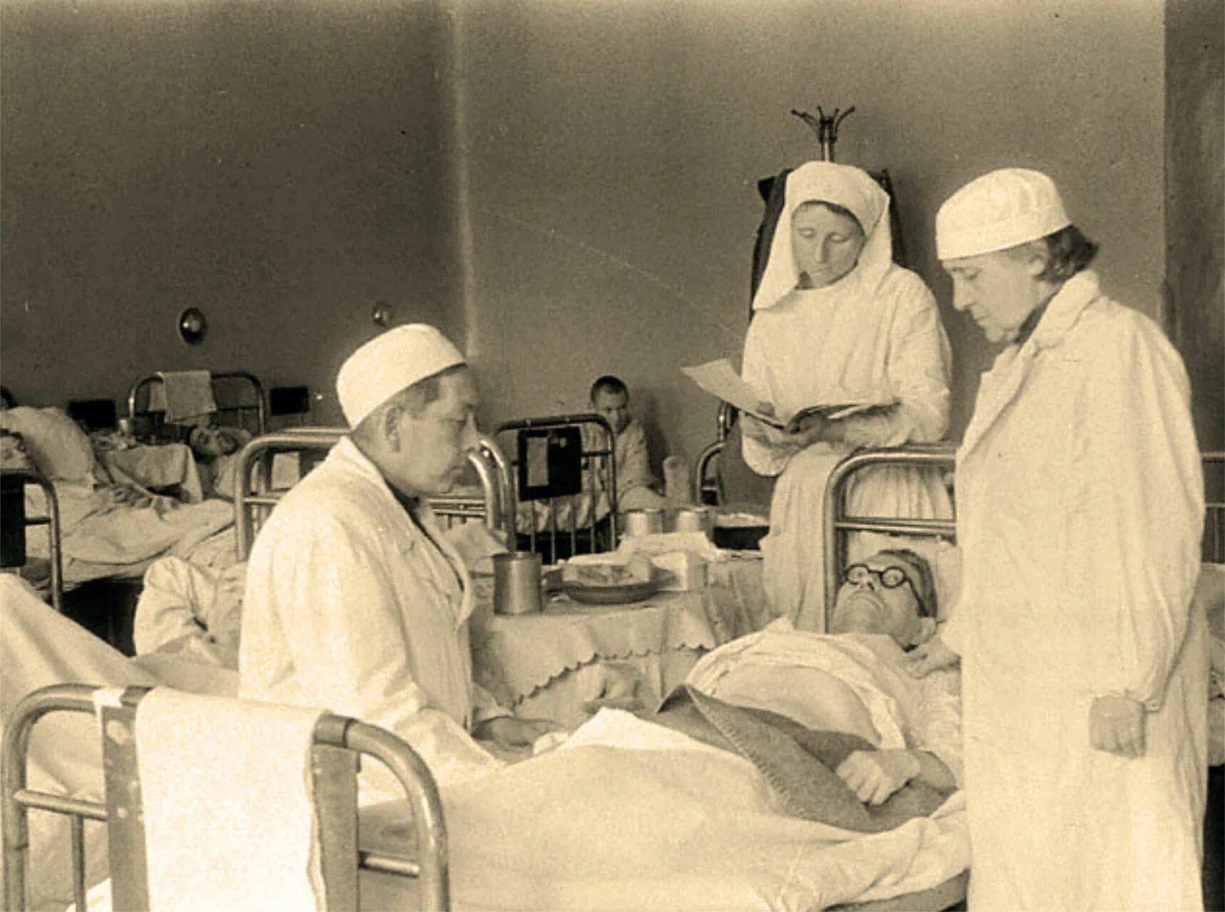 Врачи советских времен. Военный госпиталь СССР В Великой Отечественной войны. Военный госпиталь 1941 года в Москве.