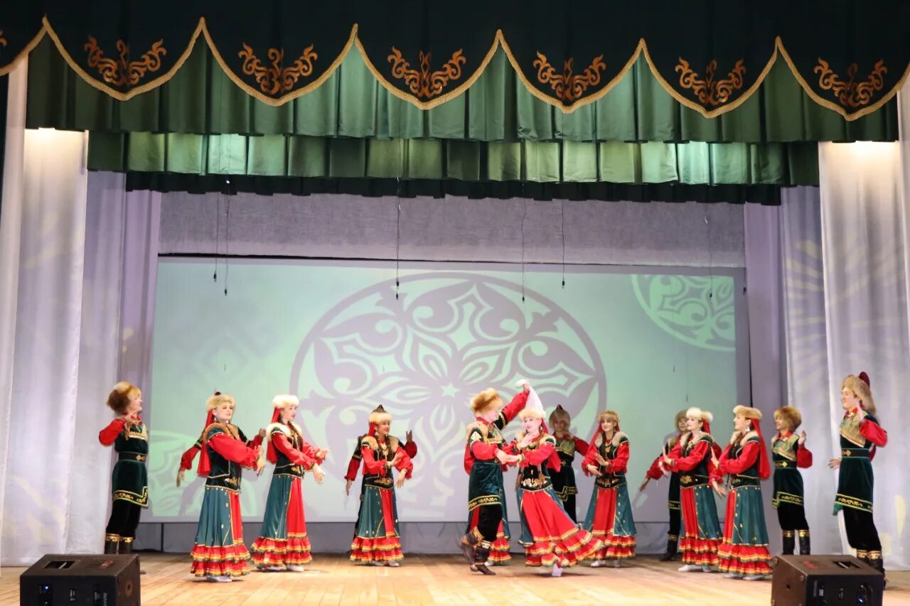 Танцевальный ансамбль капельки кириши. Театр танца русские узоры. Коллективы народного художественного творчества. Вгтрк саратов ансамбль народного танца варенька. Ансамбль народного танца варенька.