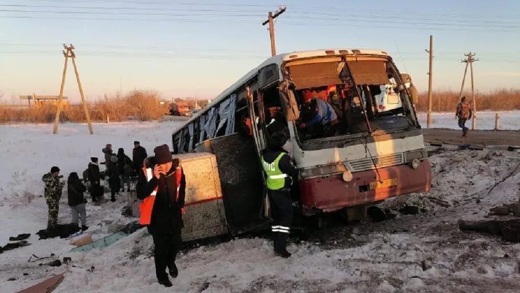 Видео аварии автобуса на переезде. Поезд столкнулся с автобусом паз. Столкновение поезда с автобусом. Видео аварии автобуса на переезде. Поезд столкнулся с автобусом.