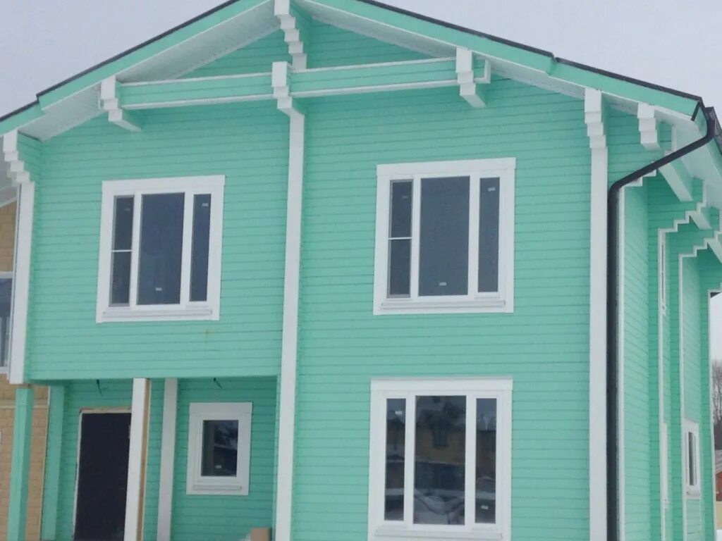 Какой краской лучше покрасить деревянный дом. Дом окрашенный в цвет морской волны. Идеи покраски фасада деревянного дома. Деревянный дом покраска идеи. Покраска дома снаружи цвет морской волны.