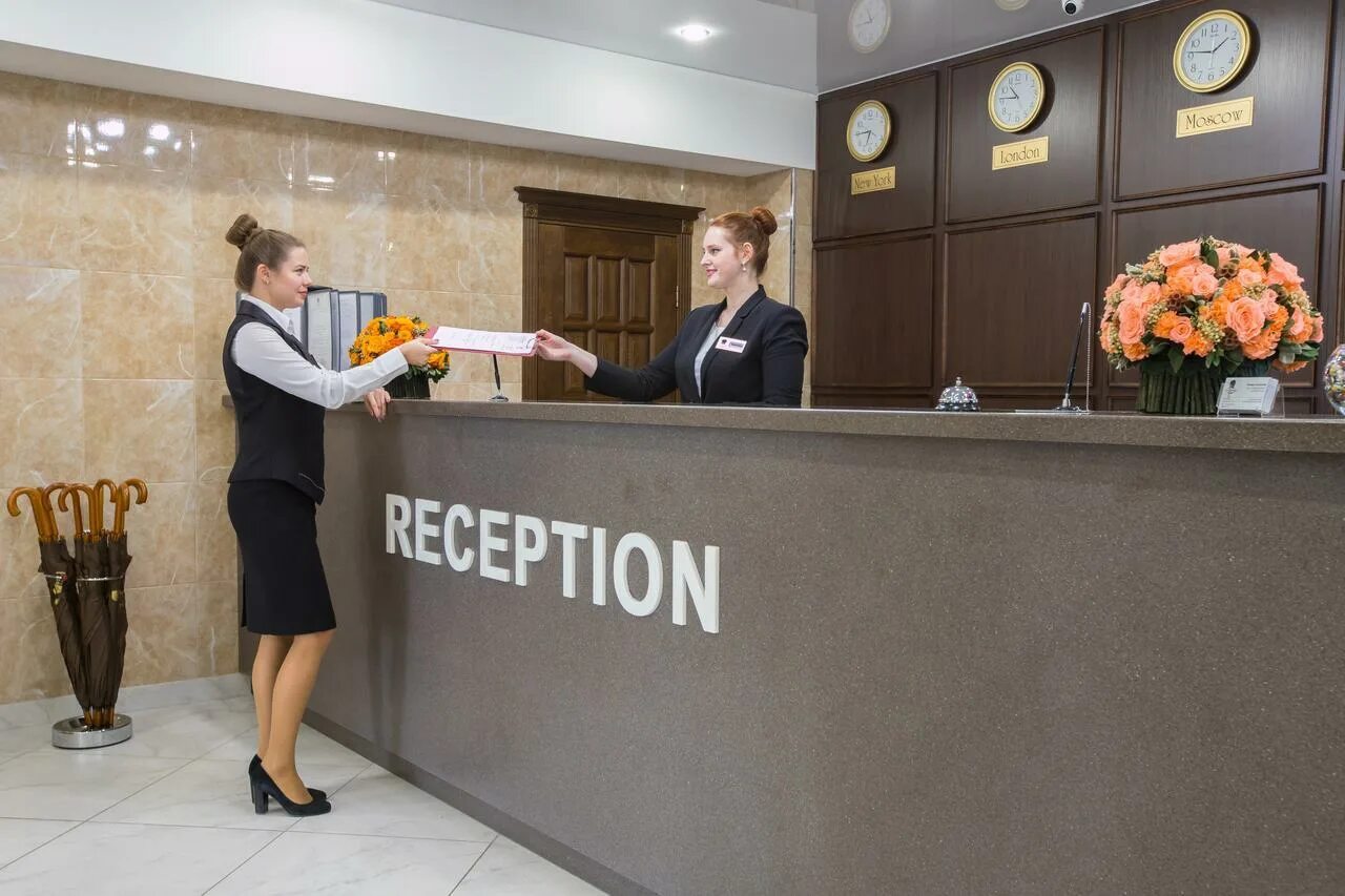 Принимай гостей москва. Ресепшен гостиницы. Стойка администратора в гостинице. Ресепшн в отеле. Стойка регистрации в гостинице.