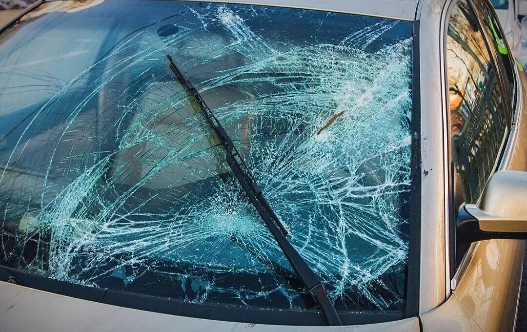 Лобовое стекло автомобиля. Разбитое лобовое стекло. Поврежденное лобовое стекло. Трещина лобового стекла.