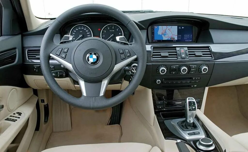 Е60 2007. BMW 530i салон. BMW 530 e60 салон. BMW 5 530i. BMW 530 салон.
