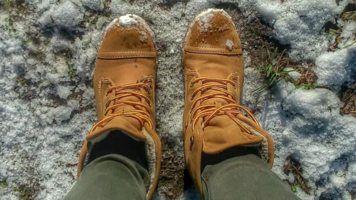 Запах зимней обуви. Зимние ботинки сверху. Подборка обуви на зиму. Мокрые ботинки зимой. Женская грязная ботинки зимние.