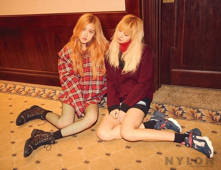 Lisa and rose blackpink. Лиса дженни розэ джису. Блэк пинк лиса и розе. Блэк пинк розе лиса. Black pink rose and lisa.