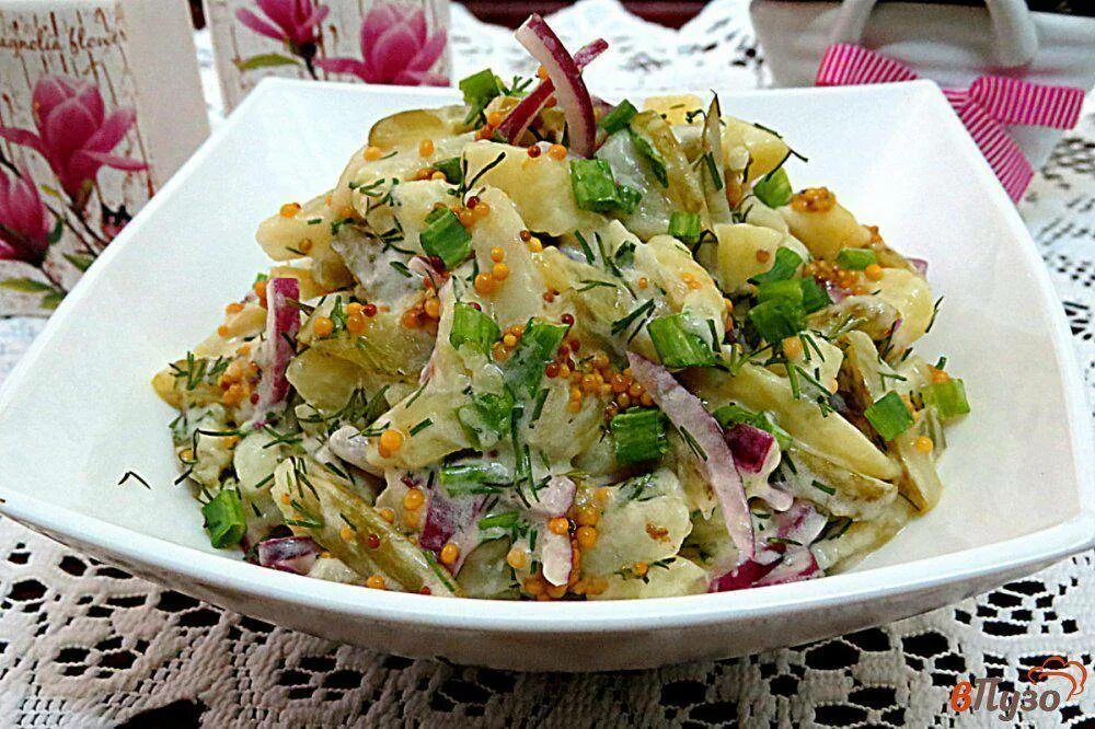 Салат с картофелем и солеными огурцами. Салат картофельный с огурцами. Салат картофельный с солеными огурцами. Салат с картошкой и солеными огурцами