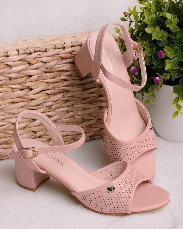 Босоножки на небольшом каблуке. Босоножки на маленькой шпильке. Босоножки на маленькой шпильке. Босоножки на невысоком каблуке. Красивые босоножки.