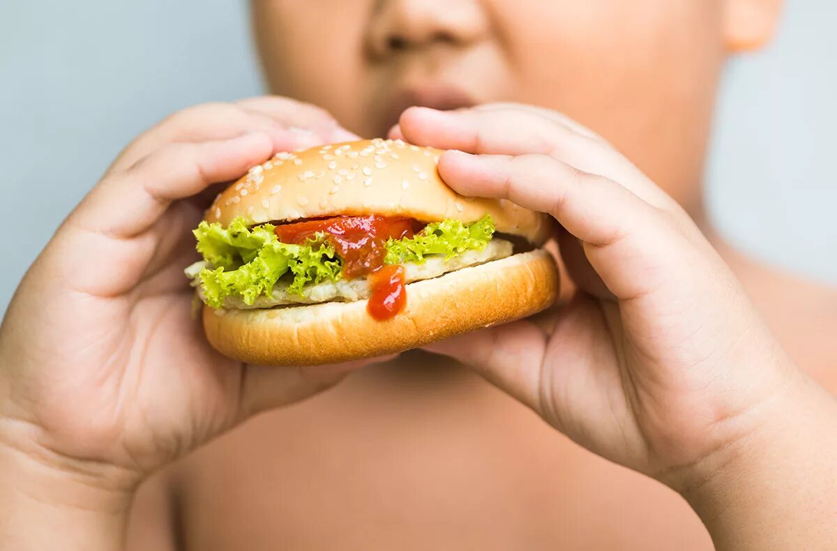 Неправильное питание это. Неправильное питание. Фаст фуд и ожирение. Неправильное питание и ожирение. Переедание и ожирение.
