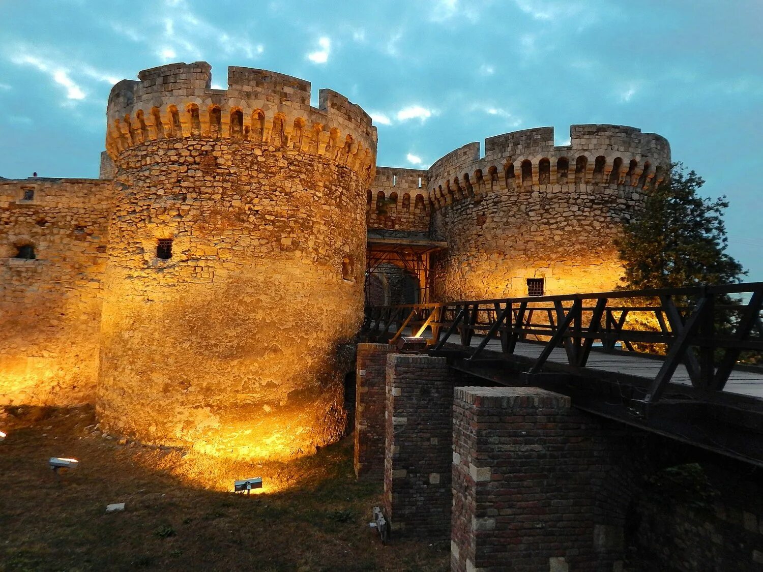 Fortress building. Крепость Калемегдан Сербия. Белград замок Калемегдан. Белградская крепость Белград. Сербия достопримечательности Белградская крепость.