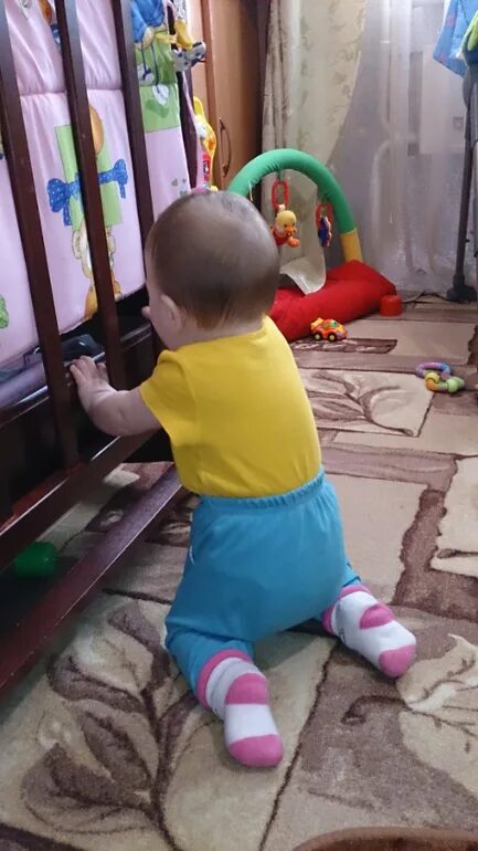 Опора для вставания ребенка. Ребенок встает у опоры. 6. 11 месяцев ребенку. Встает у опоры.