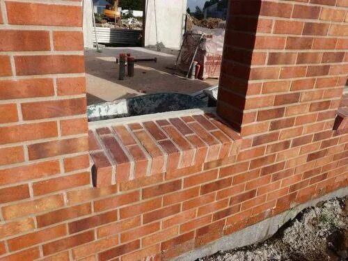Кладка проемов из кирпича. Отлив из кирпича. отлив окна из кирпича. оконный отлив из кирпича. кирпич для отлива.