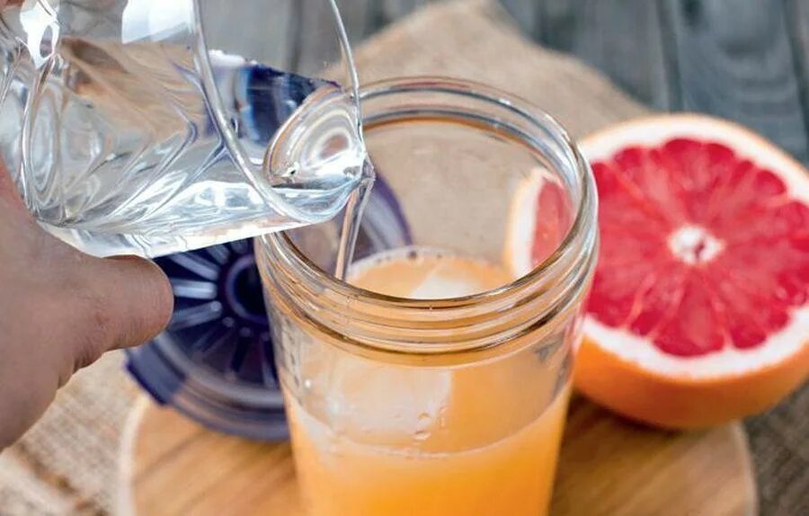 фото сока на сером фоне. морковный сок 100 мл. завтрак с кофе. здоровый завтрак. капучино и круассан.