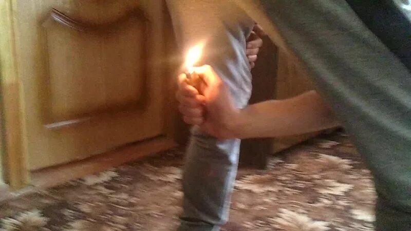 Пукнуть на горящую спичку. Мужчина пукает. Пукнула на свечку. Девушки пукают на зажигалку. Пердеж в ресторане сериал.