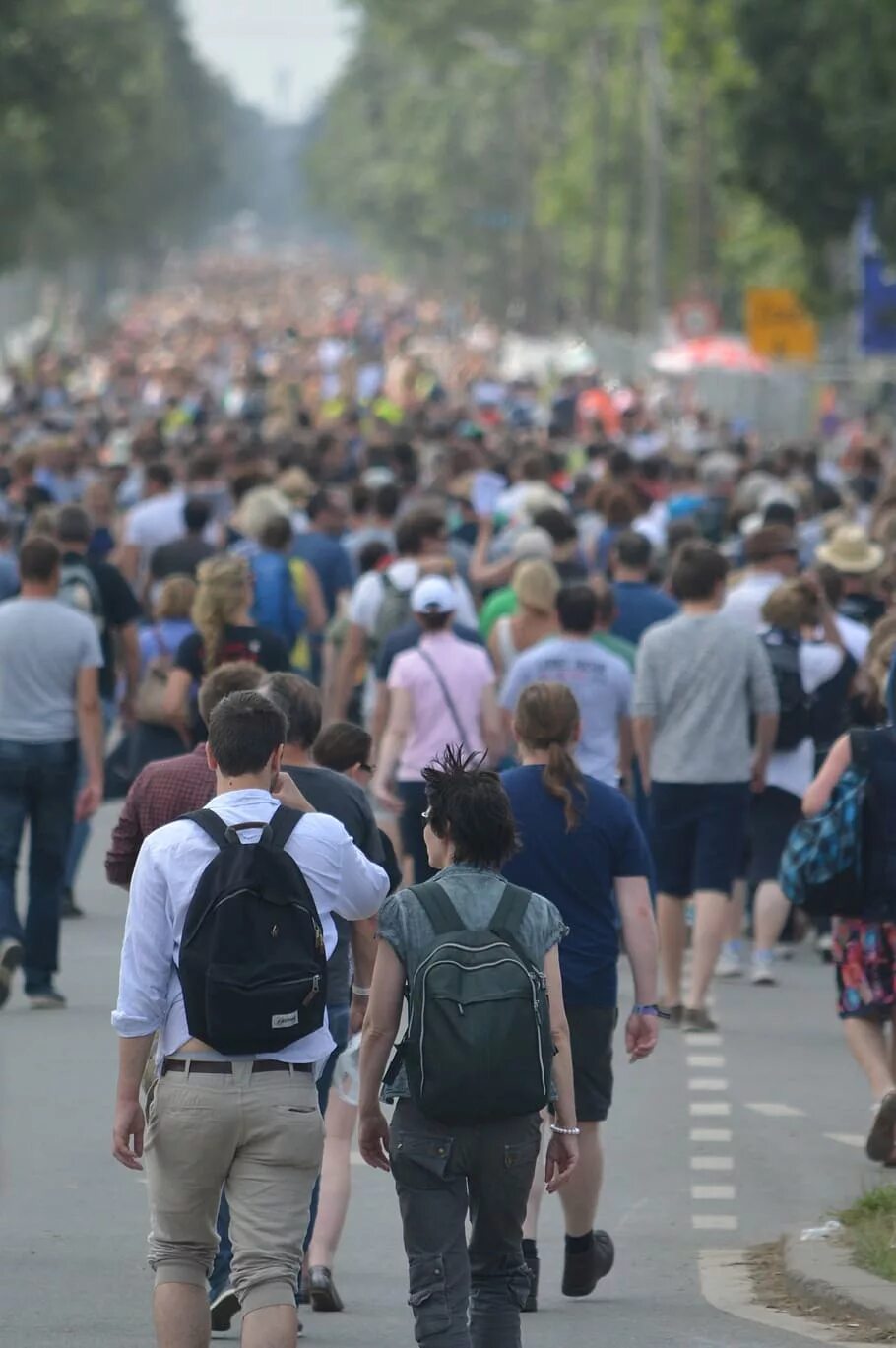 большое скопление людей. массовые потоки. много людей. паника в толпе. человек толпы.