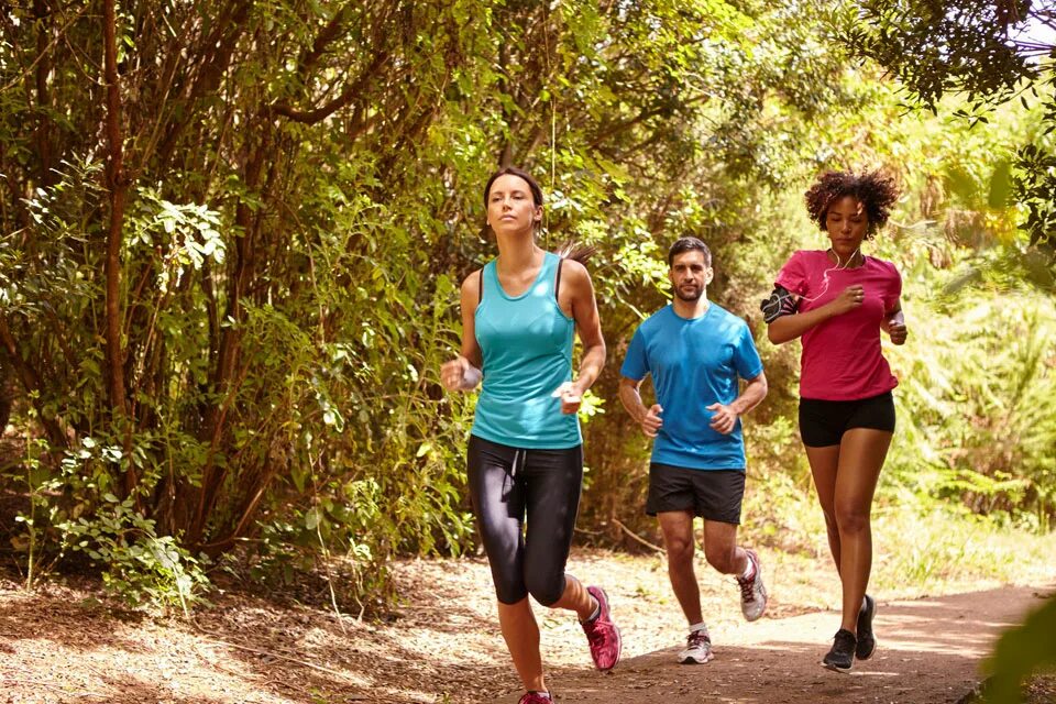 Бег пара. Бегать за девушкой. Девушка бегает за бывшим парнем. Женщина бегает за мужчиной. Парень и девушка бегут.