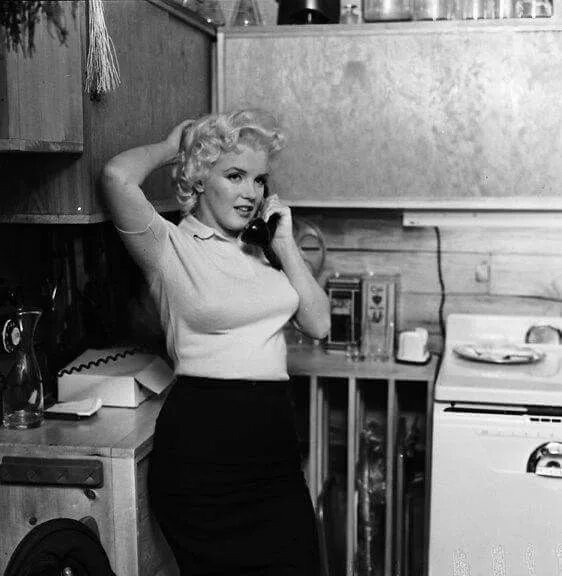 Монро домашнее. Мэрилин монро 1960. Мэрилин монро в нью йорке. Мерлин монро танцует. Жасмин чизуэлл двойник мэрилин монро.