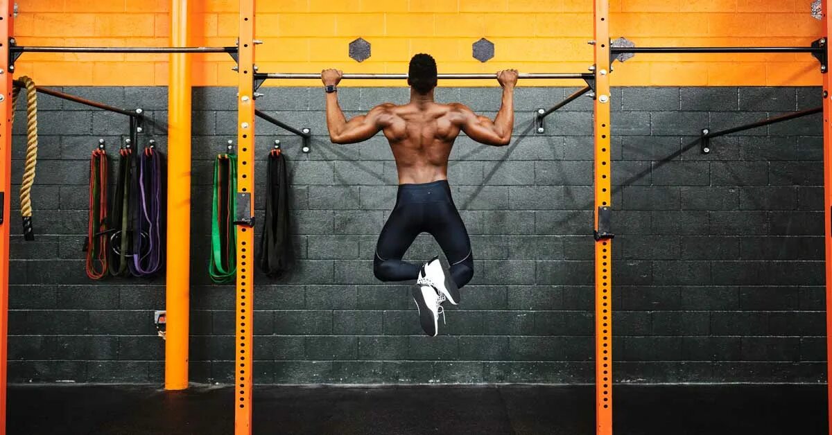 Подтягивания зал. Pull-ups лесенка. Дверной турник perfect Fitness Pullup Basic. Подтягивание на турнике в зале. Парень подтягивается.