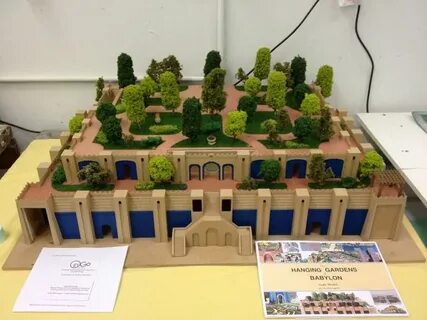 Жас жігіт іш киімін шешеді