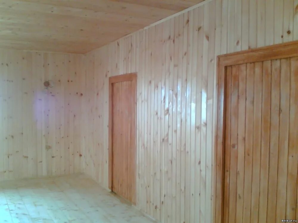 Отделка имитацией бруса кедр. Обшивка стен вагонкой работ. Обшивка стен вагонкой работ. Вагонка штиль отделка. Обшивка стен вагонкой.
