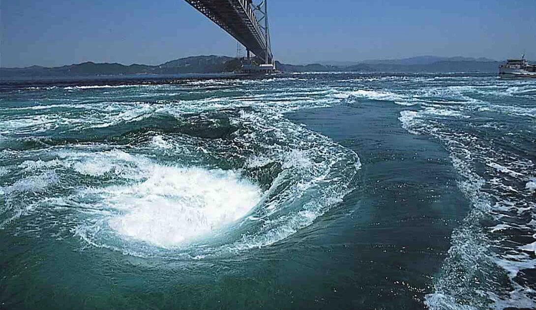 Море дьявола бермудский треугольник. Водоворот мальстрем в норвежском море. Сальстраумен норвегия. Атлантический океан опасный. Водоворот геншин.