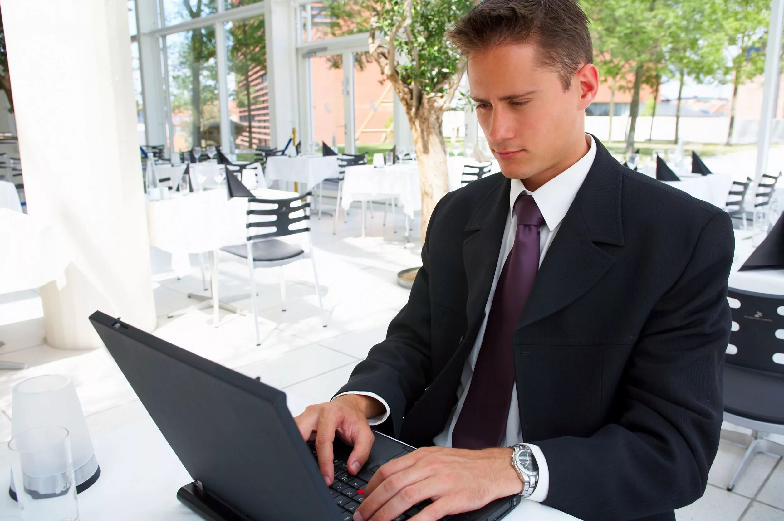 Я предприниматель книга. Деловой мужчина. Банкротство мужчина за столом. Managed it services in dallas. Что должен каждый предприниматель.