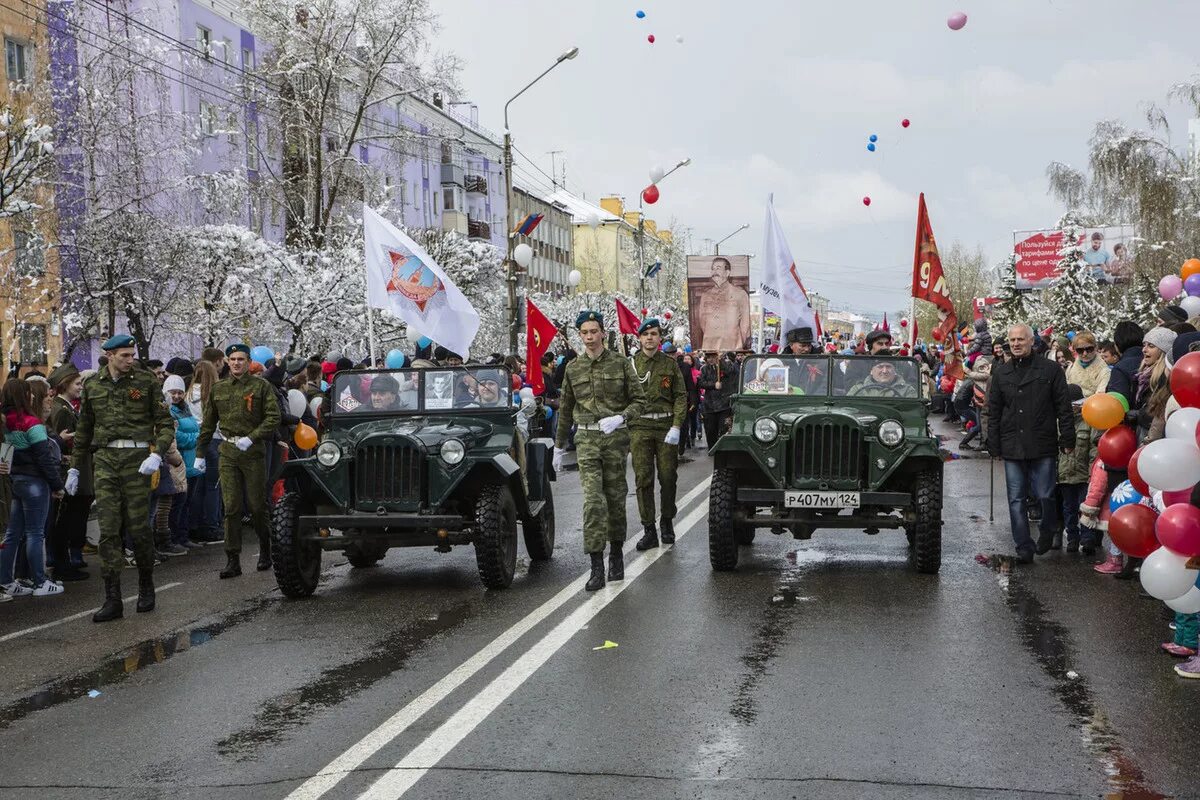 Магазин красноярска 9 мая. Парад Победы в Красноярске. День Победы Красноярск. Парад Победы 9 мая Красноярск. Праздник 9 мая в Красноярске.