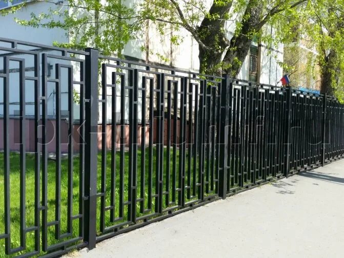 Ограждение металлическое современное. Административное ограждение. Забор из труб металлических. Административное ограждение. Забор металлический сварной.
