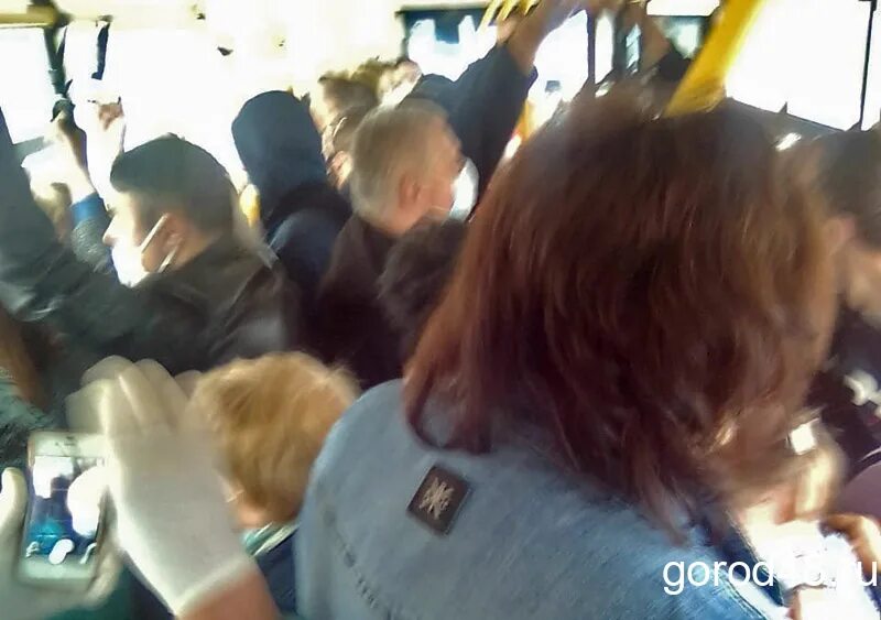 Автобус переполненный людьми. Еду в автобусе. Толпа в автобусе. Еду в маршрутке. Упал в стоящем автобусе