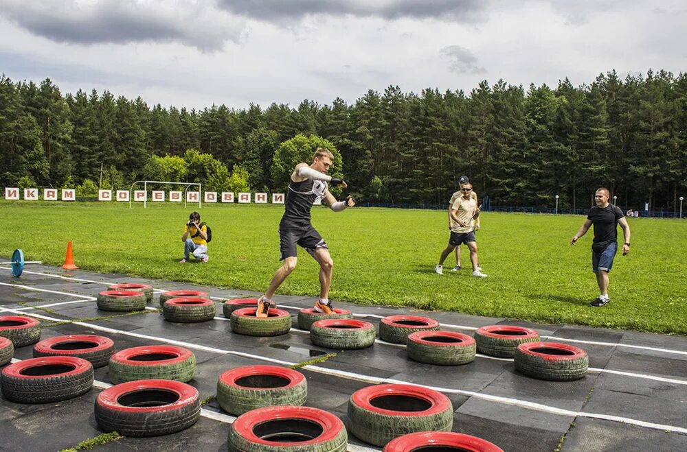Спортивные игры с мячом. Спортивный футболист. Ловкость в спорте. Физическое качество ловкость. Выносливость в баскетболе.