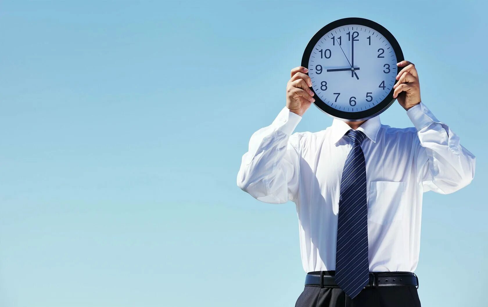 Время. Тайм-менеджмент. Человек с часами. Пунктуальность. Управление временем.