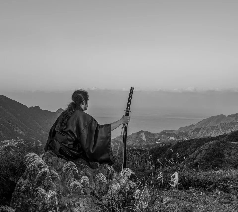 Самурай медитация. Одинокий Самурай. Самурай фото. Самурай одиночка. Иди спокойно среди