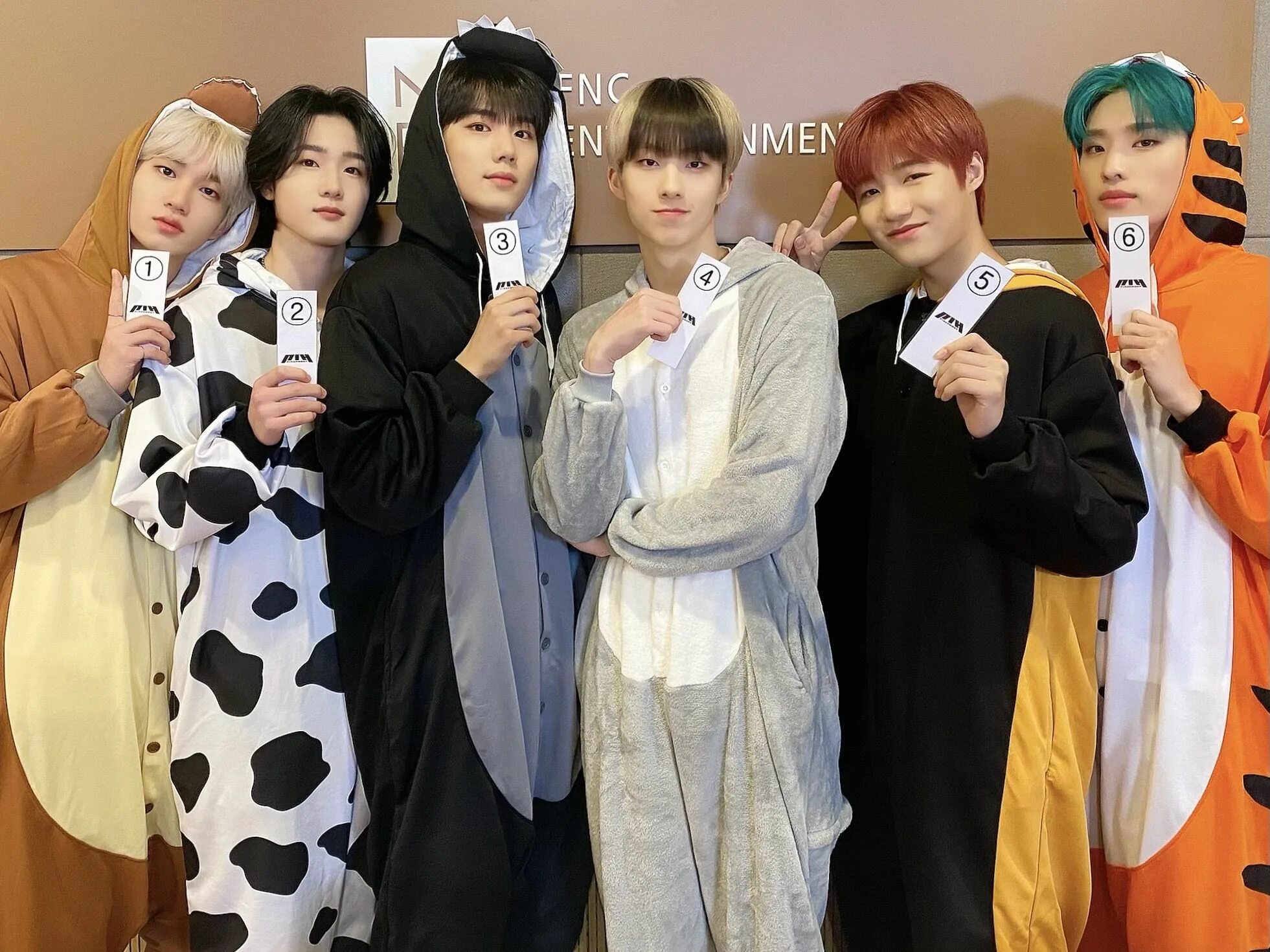 Чонсоб p1harmony. Джиун p1harmony. p1harmony группа k pop. кихо p1harmony в кигуруми. джиун пиванхармони.