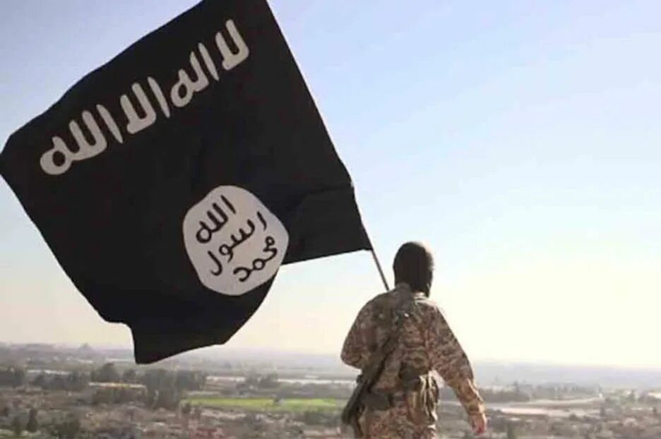 Террористы на фоне флага игил. Флаг ИГИЛ. Флаг Исламского государства. Флаг террористов. Знак ИГИЛ.