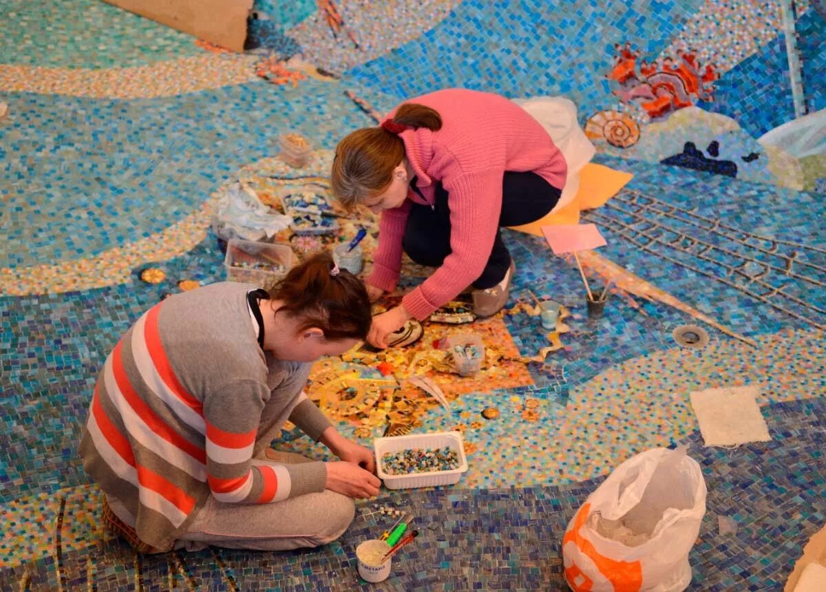 Мозаист это. Мозаика в тарусе марко бравура. Смальта мозаика византия. Мозаист это. Мозаика из бумаги.