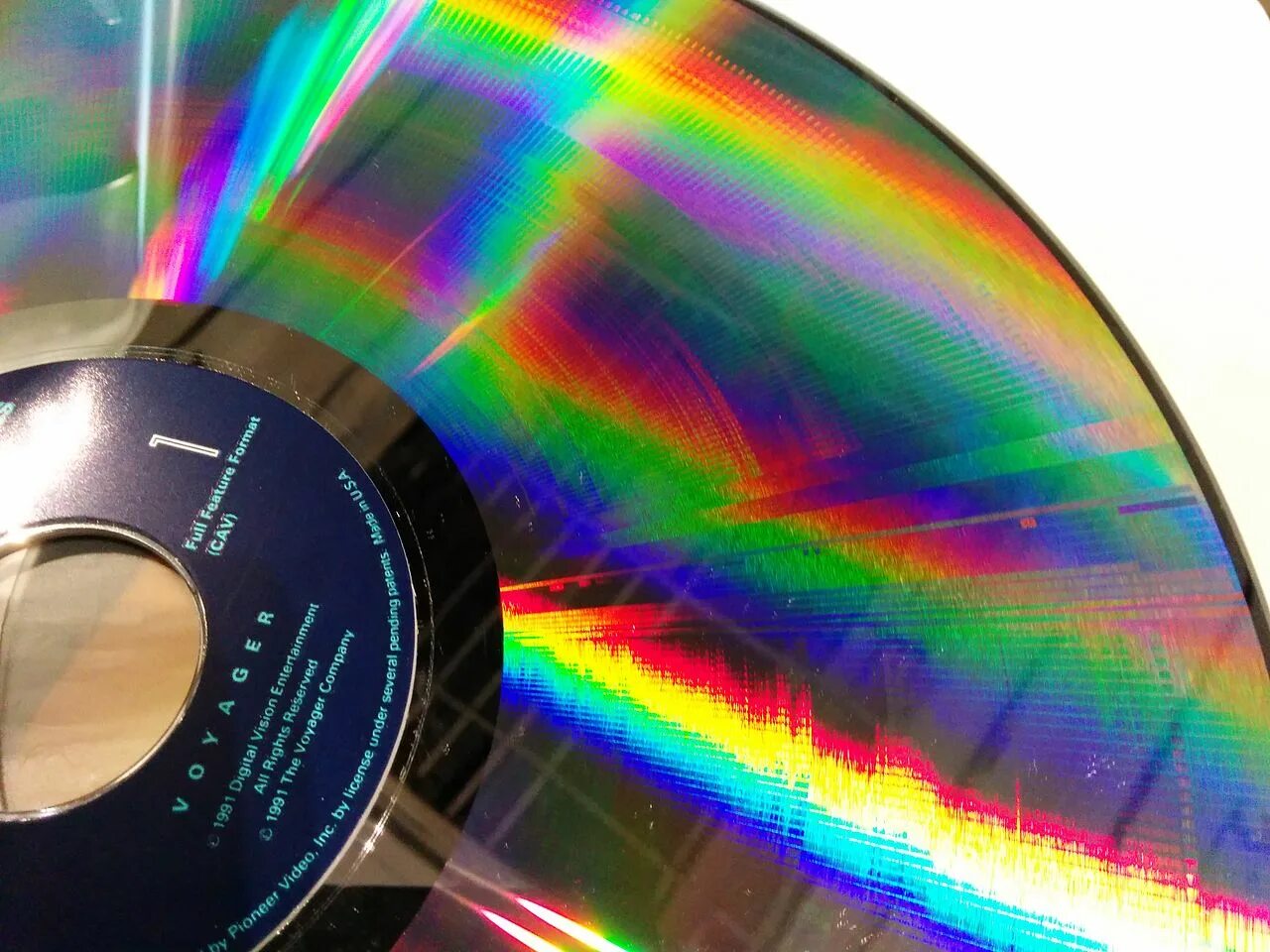 Лазерный диск в каком году. Laserdisc ld. лазерный диск. оптический диск. оптическому диску лазер.