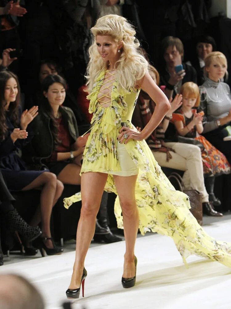 Paris hilton показ мод. Зухаир мурад платья. Атрибуты в виде морского для платья. Ричард куинн коллекция. Какие платья устарели.