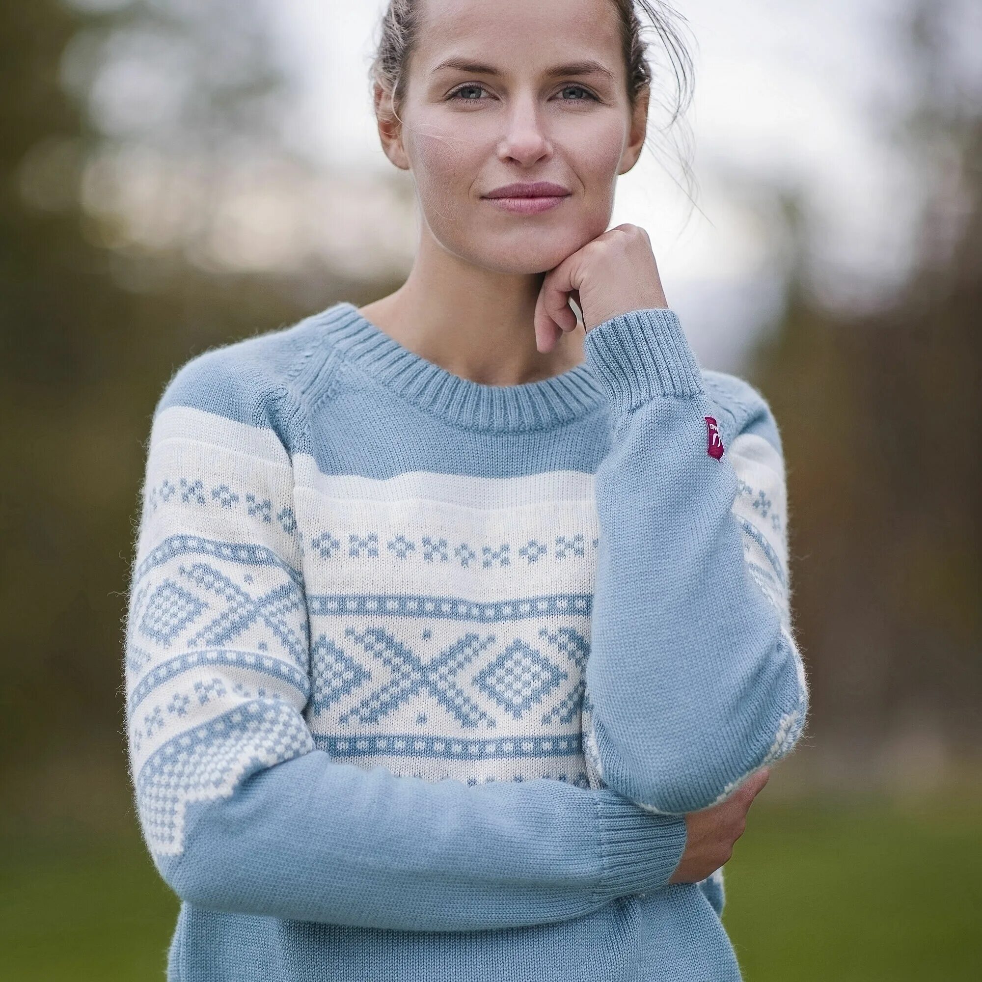 Новогодний свитер домики. Свитер дом. Девушка в свитере. Свитер дом. Свитер пуллтоник.