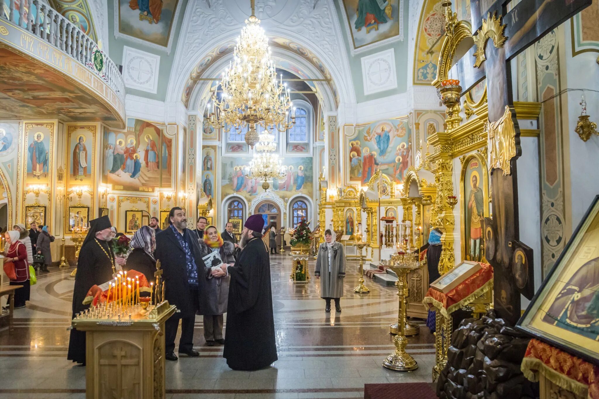 Михаило архангельском кафедральном соборе. Михаило-архангельский кафедральный собор ижевск. александро-невский собор ижевск. михаило-архангельский кафедральный собор архангельск внутри. ижевск кафедральный собор михаило-архангельский ночью.