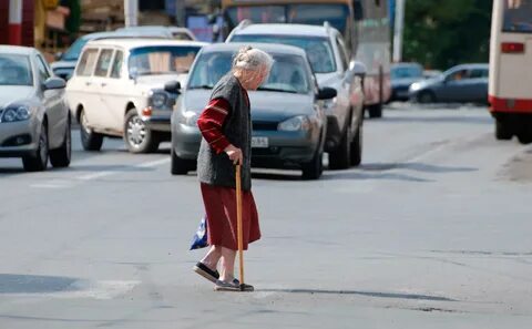 Бабка через дорогу
