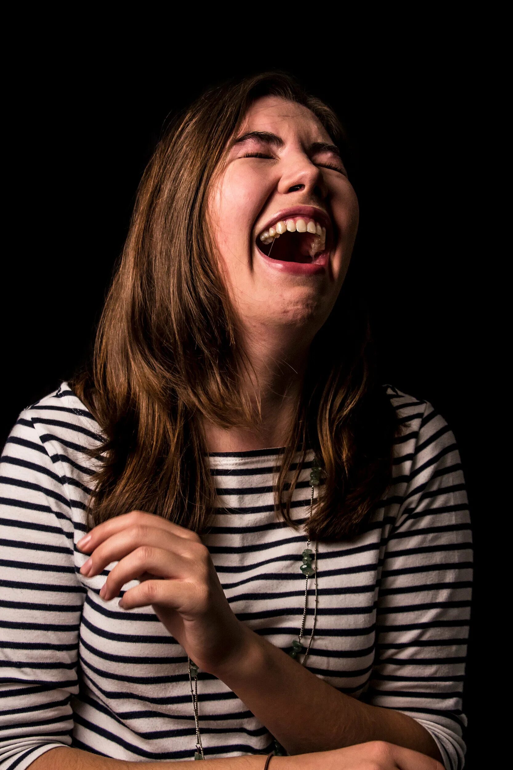 громкий смех девушки. красивая девушка смеется. радостная девушка. женщина смеется. женщина смеется.