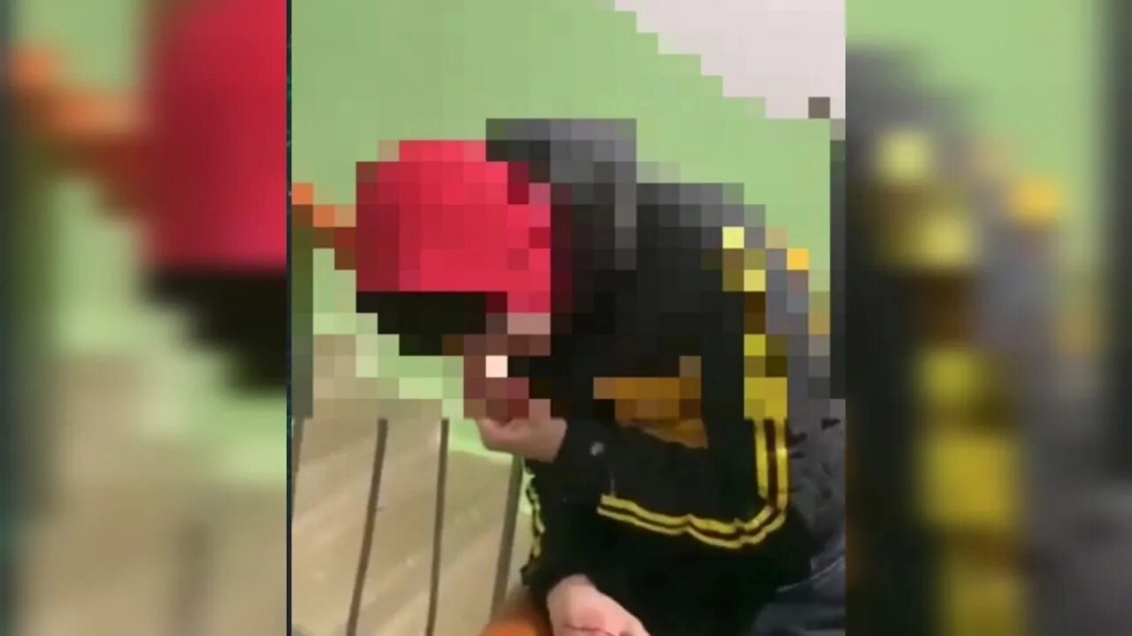 Издевались над новеньким. Тюменские школьники надругались. школьники издевались над мальчиком. подросток насмехается. издеваются над подростком.