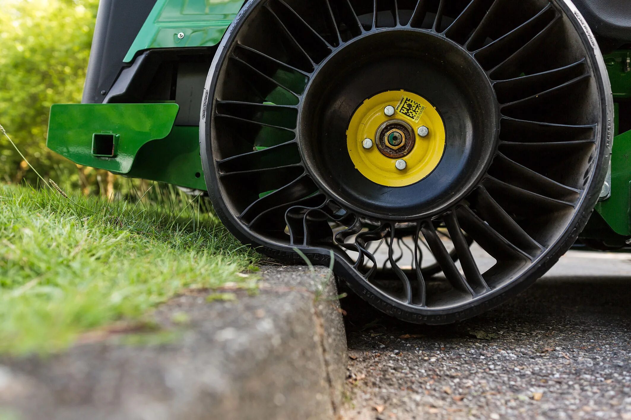 Безвоздушные шины Michelin. Безвоздушные колёса Мишлен. Безвоздушная резина Мишлен. Michelin x Tweel. Колесо продажа машин