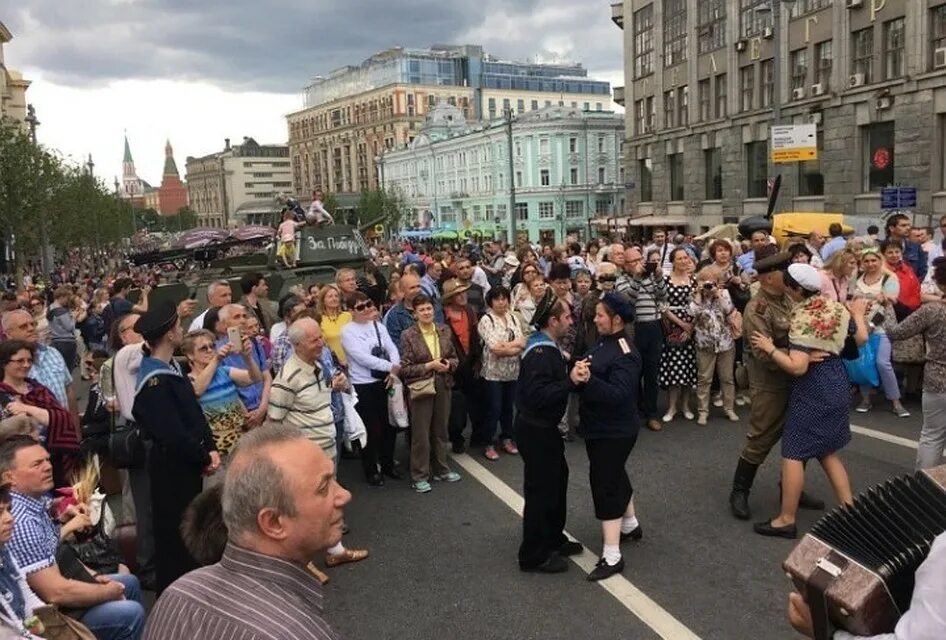 Весело сегодня в москве украина. Люди на улице. Москва люди. Люди на улицах Москвы. Жители Москвы.
