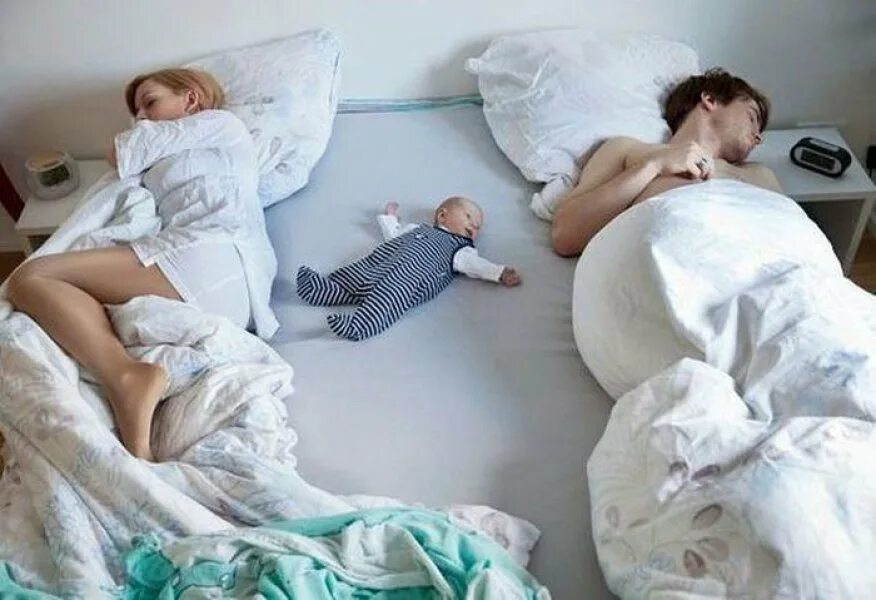 Кровать для детей. Ребенок в кровати с родителями. Совместный сон ребенка с родителями.