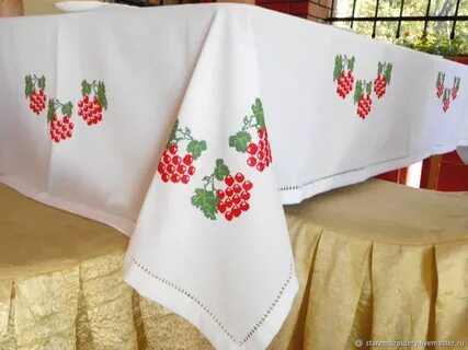 Вышила на скатерти
