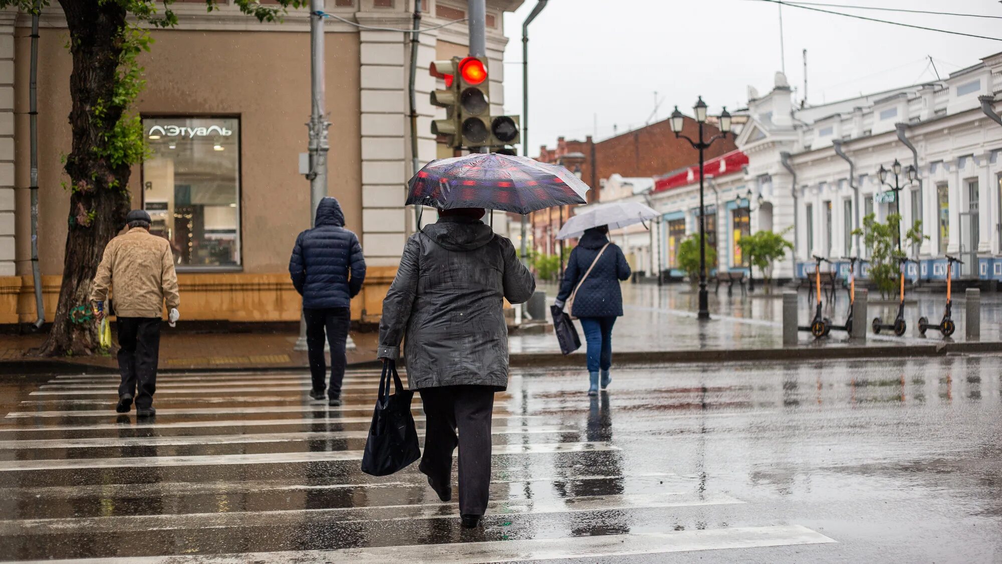 Три дождя иркутск. Дождь на улице. Дождь в городе. Иркутск дождь. Небольшой дождь.