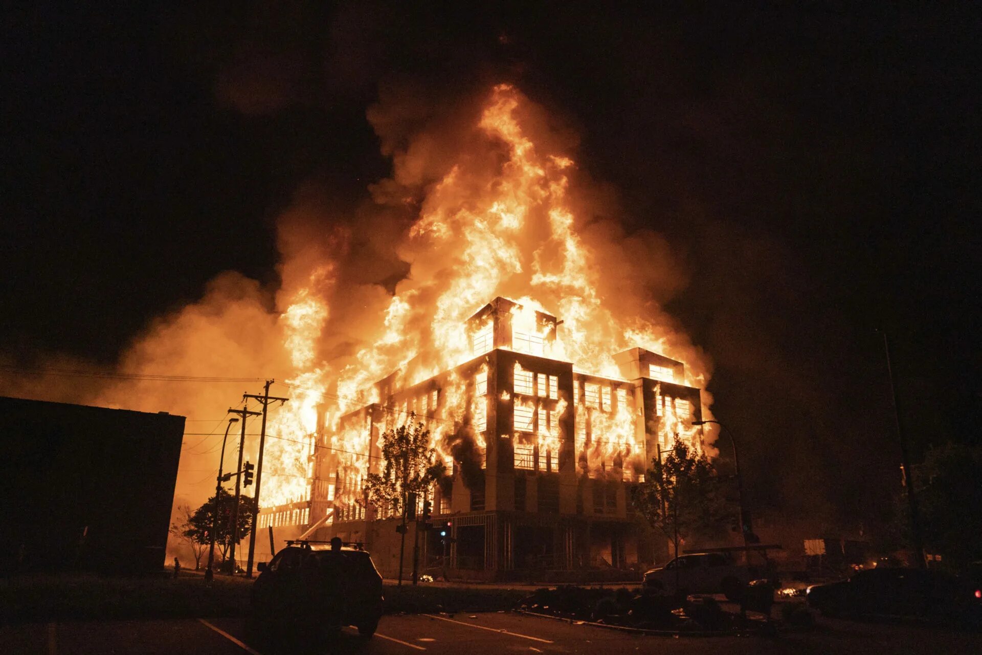 Горящие здания. Пожар в здании. Здание горит. Горящее здание полиции.