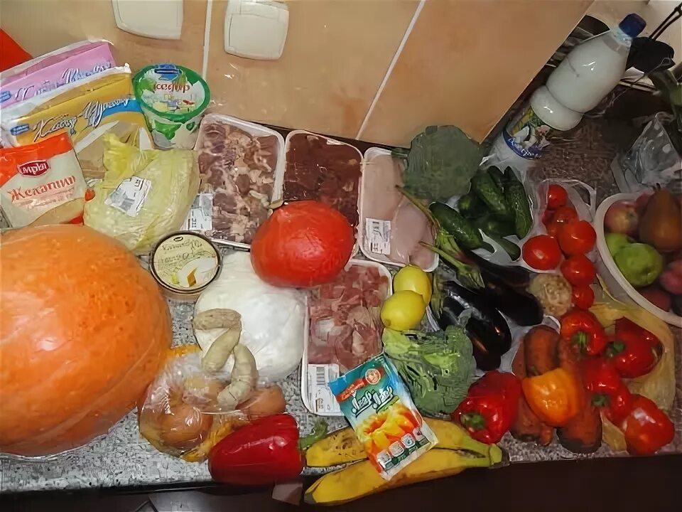 Корзина с продуктами в магазине. Корзина с продуктами. Пп корзина продуктов. Набор продуктов питания пп. Продуктовая корзина.