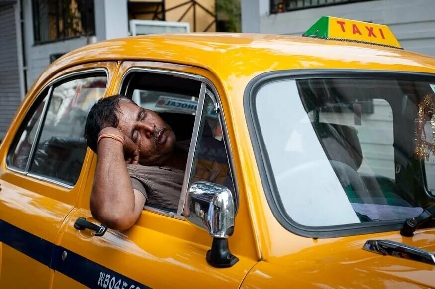 Таксист в машине. Водитель такси. Уставший таксист. Спящий таксист.