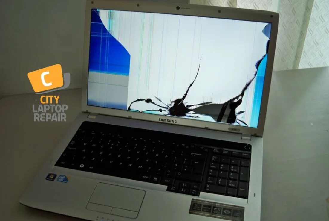 Экран на ноутбук самсунг 580. Матрица самсунг ноутбук NP r580h. Разбитый ноутбук. Разбитая матрица ноутбука. Открывается экран ноутбука